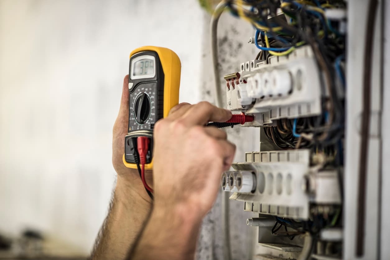 Elektrische Sicherheit erhöhen: Die Rolle der Prüfung elektrischer Anlagen