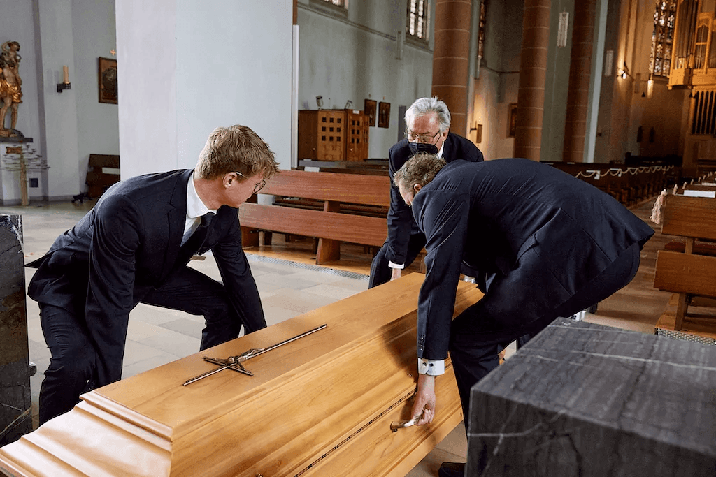 Verlust bewältigen: Wichtige Überlegungen beim Tod eines geliebten Menschen