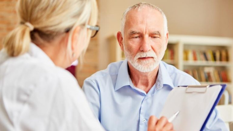 Gespraech_Arzt_Pflegedienst_AdobeStock_Robert_Kneschke_267911424_Internet