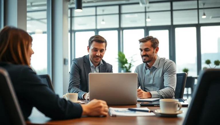 Personaldienstleister Vertrieb in einem modernen Büro, das einen Recruiter zeigt, der mit einem Kandidaten spricht.